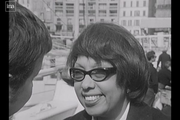 Joséphine Baker interviewée sur le Vieux Port de Marseille le 28 février 1967.