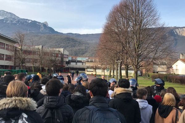 Plusieurs centaines de manifestants se sont réunis devant le lycée Aristide Bergès à Seyssinet-Pariset (Isère).