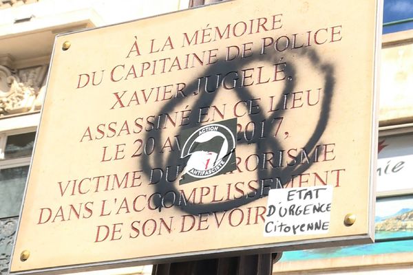 La plaque commémorative en hommage à Xavier Jugelé vandalisée. 