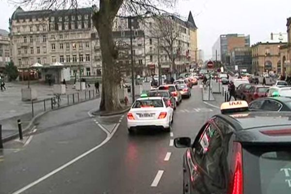 Des taxis rassemblés devant la gare de Nancy le 10 janvier 2013 avant leur départ pour Metz.