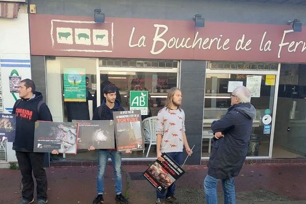 Des manifestants de l'association anti-spéciste 269 life france, en discussion avec un des journalistes de France 3  Occitanie, lors de leur manifestation devant une boucherie bio à Montpellier. Ils dénoncent toute exploitation animale et parlent "l'hypocrisie de la viande bio".