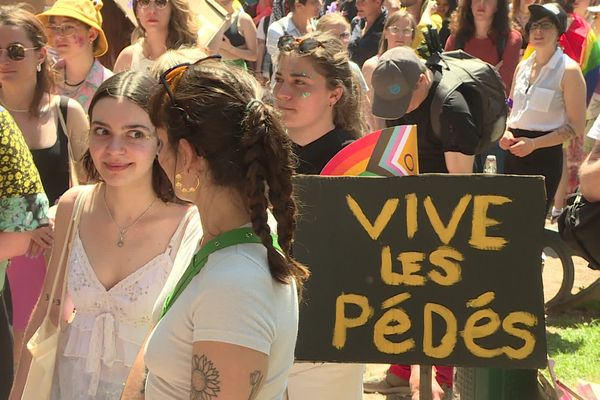 La marche militante contre l’homophobie, la biphobie et la transphobie, organisée à Besançon ce samedi 27 mai 2023, a rassemblé près de 1.000 personnes.