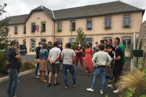 Des parents d'élèves réunis devant la mairie de Séverac d'Aveyron (12). Ils manifestent après l'annonce de la nouvelle répartition des postes d'enseignants dans ce regroupements de communes de montagne.