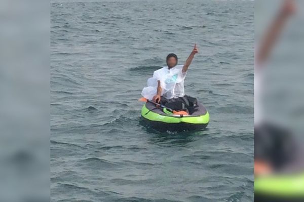 Le migrant secouru mardi tentait de rallier l'Angleterre à bord d'un kayak.