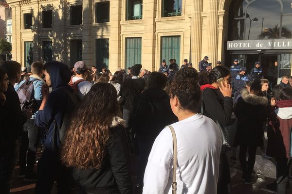 300 lycéens sont rassemblés devant la mairie de Cannes ce mardi à 11 heures.