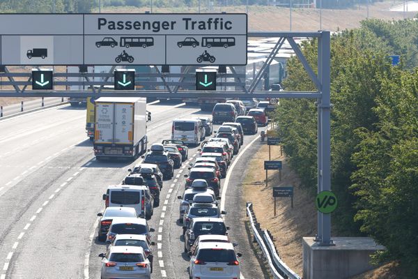 Covid-19 : au port de Calais, le trafic s'intensifie avant la quatorzaine britannique pour la France