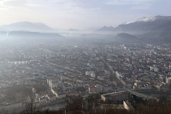 Un nuage de pollution de l'air au-dessus de Grenoble en Isère