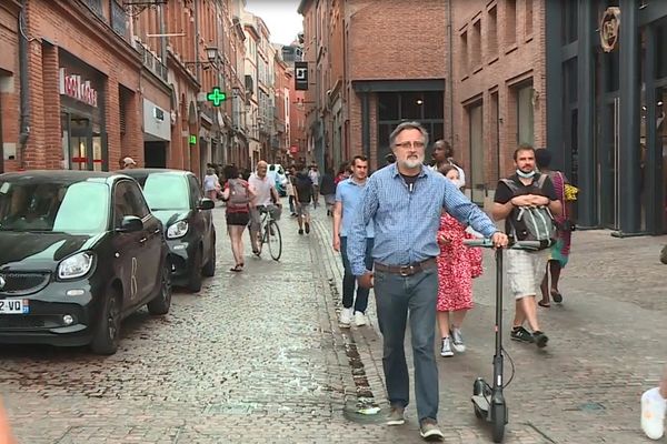 Dans les rues du coeur de ville piétonnier de Toulouse, peu nombreux sont les passants qui savent qu'il faut porter le masque le samedi.