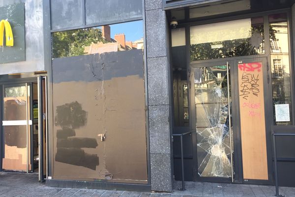 La vitrine du Mc Do du Carré Feydeau à Nantes cibles des casseurs lors de la manif du 14  septembre 2019