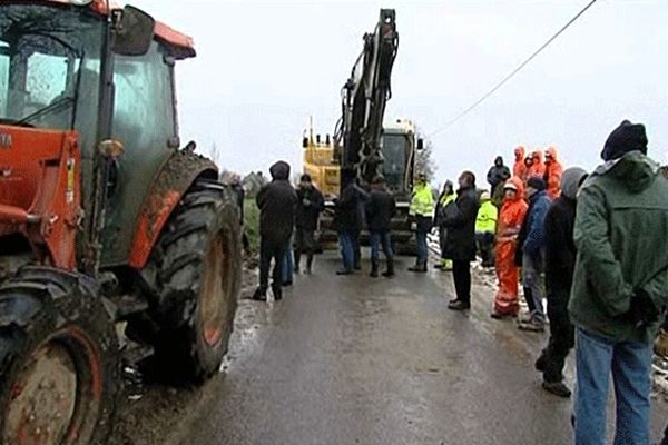 Ultime barroud d'honneur des anti THT ce mardi matin au Chefresne contre le chantier de RTE