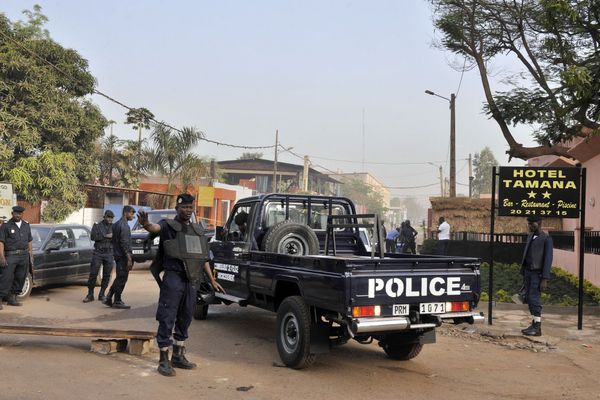 En mars 2015, un policier malien bloque la rue près du restaurant La Terrasse où a eu lieu un attentat provoquant la mort de cinq personnes dont un Belge et un Français