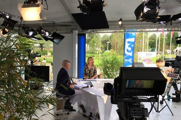 Le plateau de France 3 sur le village des Jeux Equestres Mondiaux 2014 à Caen (France) diffuse 3 émissions quotidiennes pendant toute la durée des compétions