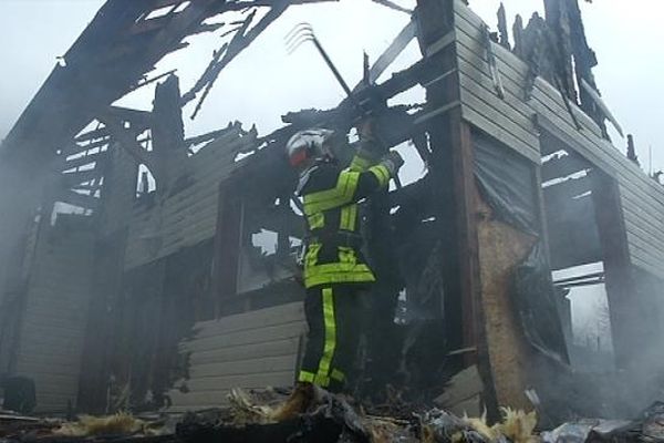 Le pavillon à ossature bois est entièrement détruit