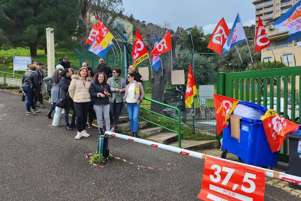 Mireille Maillard (Solidaires), Dominique Vivarelli (CGT) et Suzanne Bazzali (FO), devant les manifestants du centre des impôts.