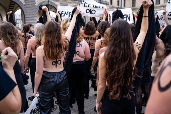 Les militantes de Femen se sont rassemblées ce dimanche après-midi devant la pyramide du Louvre.