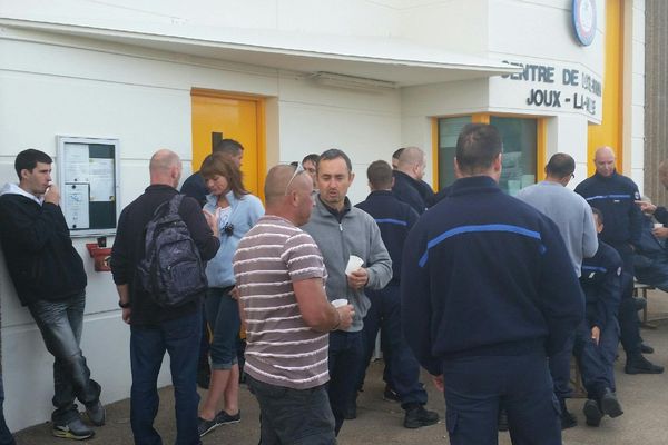 Les gardiens étaient une trentaine ce matin devant la prison de Joux-la-Ville.