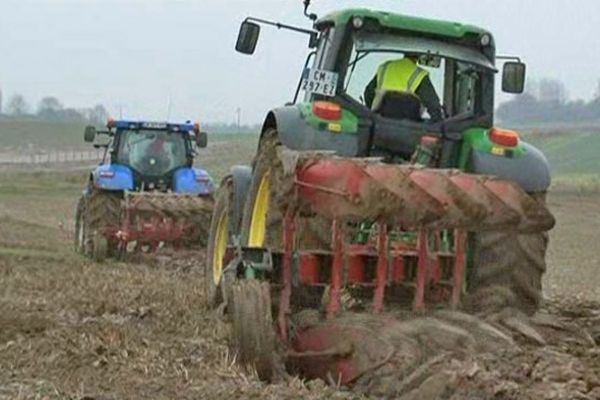 Les jeunes agriculteurs ont labouré symboliquement des terres sur le tracé du prolongement de l'A150