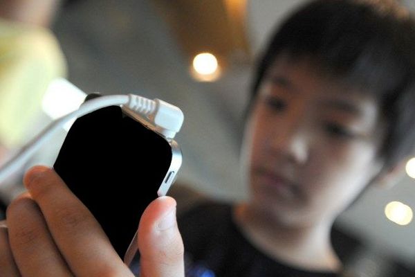 Enfant jouant avec un smartphone