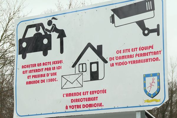 Le panneau installé par la mairie d’Epinay-Champlâtreux, au bord de la départementale.