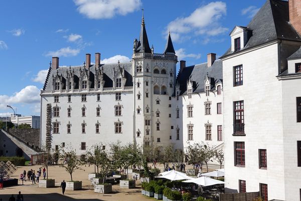 Côté cour, le château de Nantes (ici en octobre 2015), arbore une façade presque immaculée depuis sa réouverture en 2007.