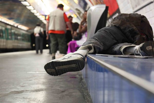 Un SDF assoupi dans le métro parisien (illustration).