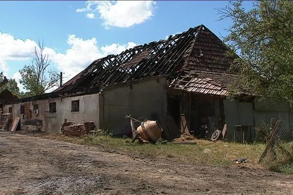 Un incendie a détruit deux bâtiments entiers dans une petite ferme à Juif, en Saône-et-Loire