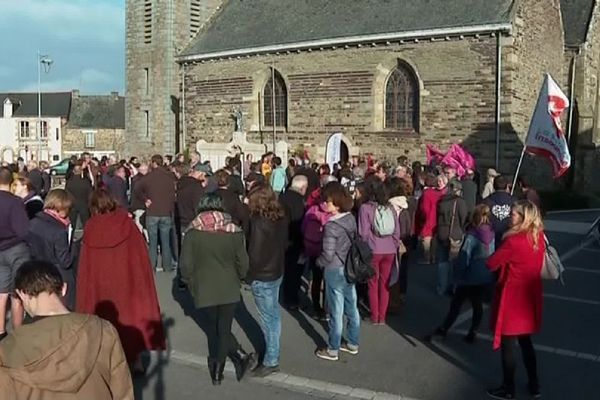 La manifestation ce samedi 5 octobre contre le projet d'extension d'un poulailler à Néant-sur-Yvel