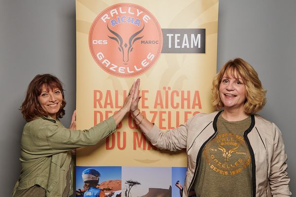 Laurence Bouverat à gauche et Christine Guinand à droite se préparent pour la 31e édition du Rallye des Gazelles 2022.