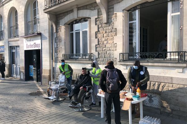 Des coupes de cheveux offertes aux SDF à Nantes, le 6 mars 2021