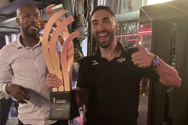 Roc Feliho et Valero Rivera Folch avec le trophée de la Coupe de France