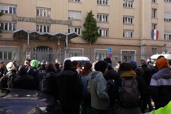 Des collectifs et une centaine de sans-abris ont manifesté devant la préfecture de Lyon, pour réclamer des relogements, après l'incendie d'un squat à Caluire.