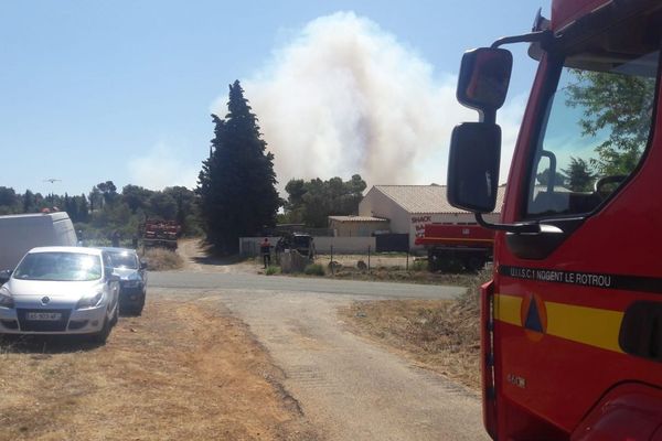 A la mi-journée, le feu avait déjà parcouru 80 hectares