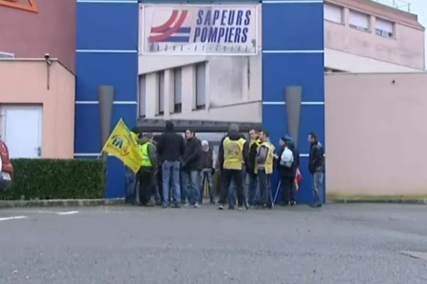 Les pompiers sont venus manifester devant la Direction du SDIS 71 à Mâcon, lors de la tenue d'une réunion de dialogue social mardi 21 janvier