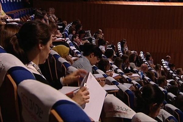 Au cours d'une conférence, EuroSense 2016 à Dijon