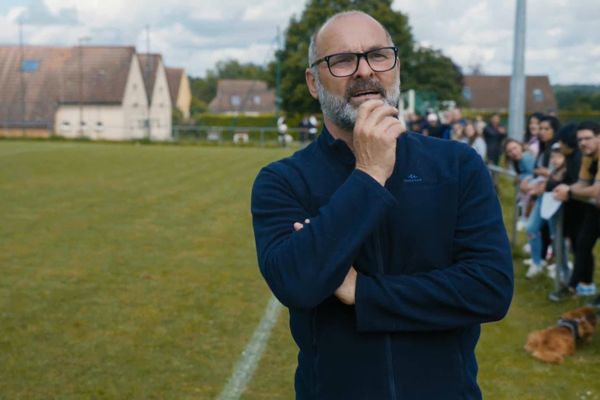 Pascal Dupraz, coach professionnel au chevêt du club de Fontenay-le-Vicomte en Essonne et personnage central de la série Les Héros du gazon