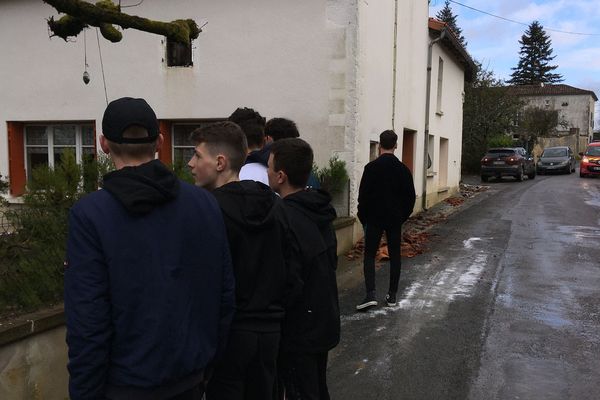 A Villegats en Charente, les jeunes de retour devant la maison dans laquelle ils sont intervenus pour sauver des personnes âgées des flammes.