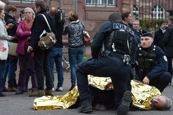 Lundi 12 novembre, place Broglie à Strasbourg, un des grévistes de la faim est tombé, trop fatigué. Pierre Rosenzweig a dû être hospitalisé. Il a dû stopper sa grève de la faim pour raisons médicales.