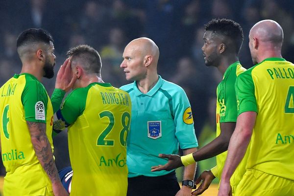 Tony Chapron après son geste sur Diego Carlos (non représenté), lors du match de Ligue 1 entre Nantes et le PSG,  le 14 janvier 2018 au stade de La Beaujoire.