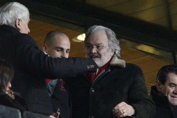 Jean-Claude Boulard saluant Henri Legarda (à droite) lors de la rencontre contre Tours FC, le  05 avril 2013