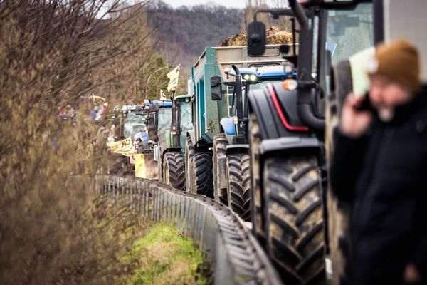 Des agriculteurs de la Coordination rurale bloqués sur la RN20 au niveau d'Etampes.