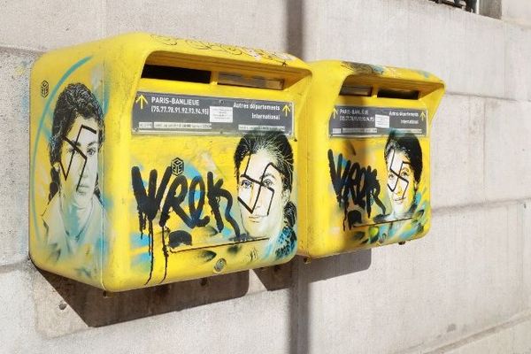 Deux portraits de Simone Veil dessinés par l'artiste C215 sur deux boîtes aux lettres, situés sur la façade de la mairie du 13e arrondissement, ont été tagués de croix gammées. 