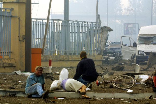 In front of the AZF factory on September 21, 2001, the injured lay on the sidewalk after the explosion.