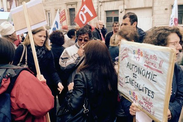 Le rassemblement des enseignants grévistes à Niort ce mardi 19 mai.