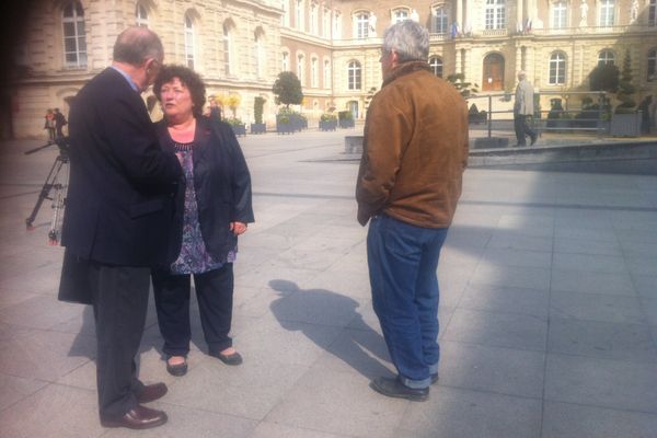 Brigitte Fouré et des passants ce lundi matin sur le parvis de l'hôtel de ville