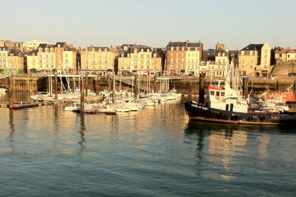 Le soleil dès le matin à Dieppe. Le port se repeint en une belle teinte dorée. 