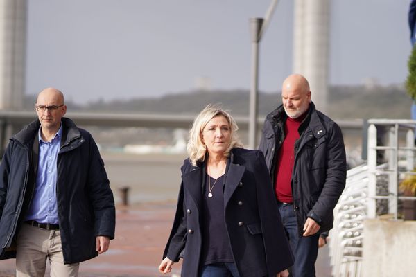 En ce jeudi 13 février, Marine Le Pen se rend au meeting RN pour les municipales 2020 sur les quais de Rouen accompagnée, en arrière plan, de son garde du corps Thierry Légier.