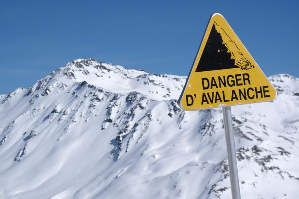 lmage d'illustation. Panneau d'alerte avalanche.