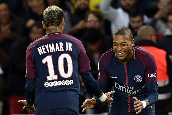 Les joueurs du Paris Saint Germain Neymar et l'ancien monégasque Kylian Mbappé valent à eux deux près de 400 millions d'euros.