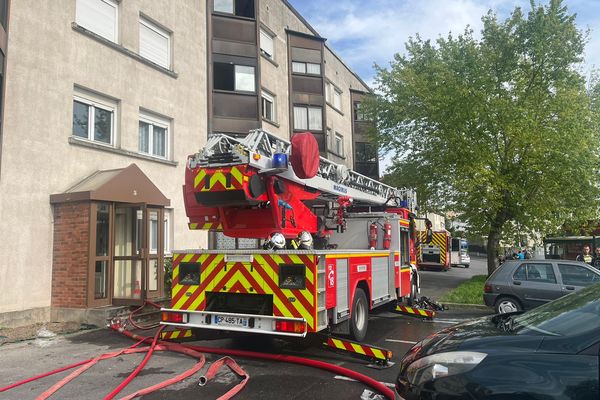 Moyens des pompiers devant le 5 de la rue de l'Île-de-France.