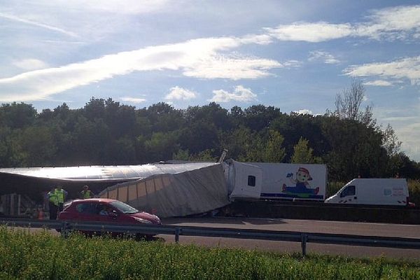 Un camion s’est renversé sur le terre-plein central de l'autoroute A6, après la sortie de Chalon Nord, en Saône-et-Loire, jeudi 27 août 2015.